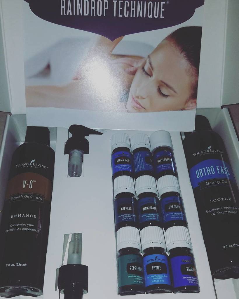 QueenyIsReading's tweet photo. I'll tell ya what! Mama has a hot date! I'm about to put #MrChase to #Work with this #RaindropKit tonight! I might #Love him a little more after this! 
#YoungLiving #LakotaIndians #EssentialOils #WishList #AllTheHealing #SmellsLikePizza #FB #YLEO #Parent… https://t.co/Q1ERsEQbtG https://t.co/8sYNgzMUJ1