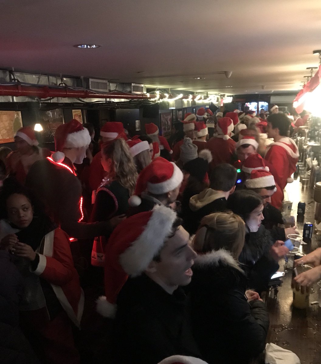 Hey <a href="/DesmondHoward/">Desmond Howard</a>, remember when you did your book signing at Thoms and like 100 Santas randomly showed up? Welp, todays the anniversary! #Santacon #GOBLUE