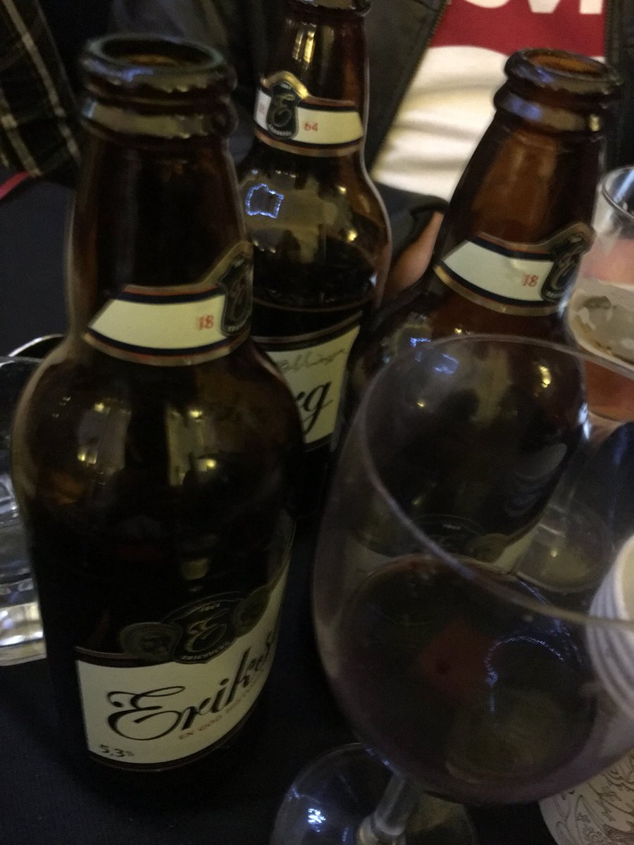 hogtolagt's tweet photo. Man vet att man är i medelålders sällskap på festen när samtliga har läsglasögon i pannan eller i skjortfickan #medelålders #läsglasögon #halvblind #långaarmar https://t.co/gpA6J0E9vn