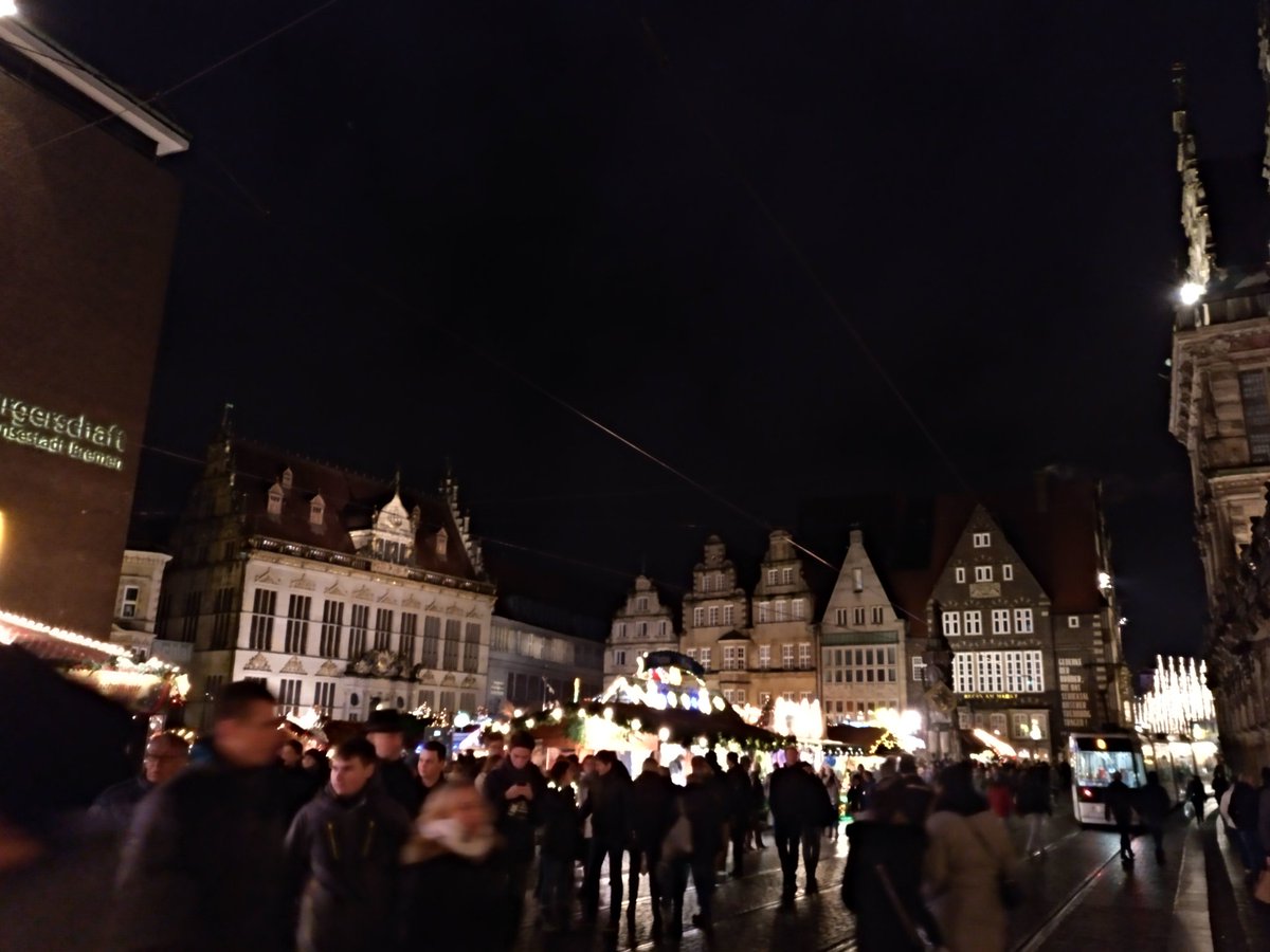 golonviajeras's tweet photo. De noche el #christmasmarket de Bremen es aún más bonito. https://t.co/Uysz6517Xr