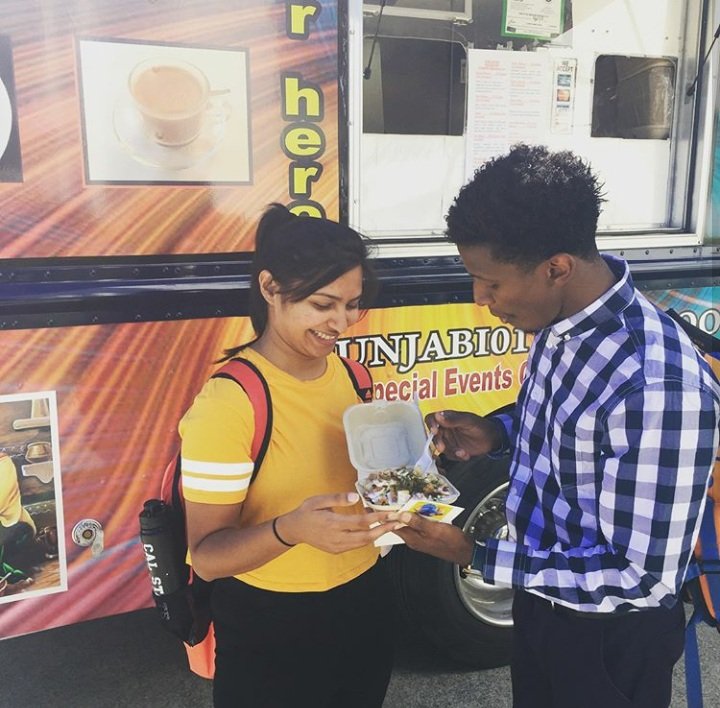 TrungerEats's tweet photo. Download Trunger and locate a food truck near you ! Check out @KennysHeartSoul  @GoldenGateGyro @noworriesvegan 
#Lesstimewaiting #moretimeeating #trunger #foodtrucks #foodie #saturyay #trungereats #Download  #AppleStore #BayArea https://t.co/8qeHke0REZ