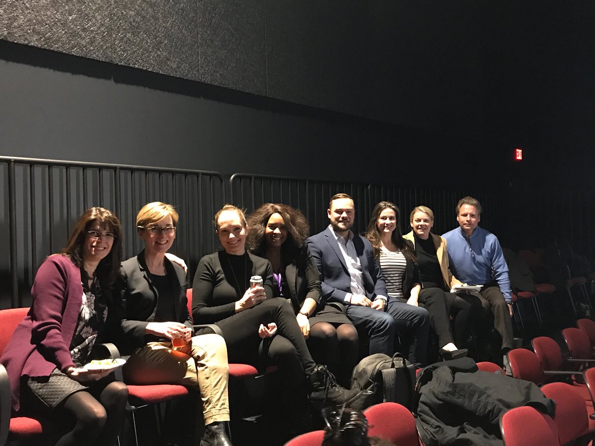AnneMarieAdams's tweet photo. @NorthwesternMSC Hybrid Leadership Program (HLP) students in small group session: Live Q&A with @JMSparrow and @JasonDeSanto #ElegantCommunication #ManagingComplexity https://t.co/v2mf4OlVw2
