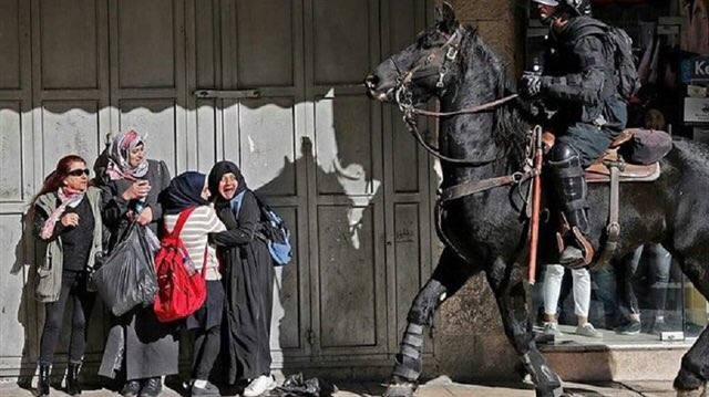 Müslüman kadınları, çocukları böyle atlarla korkutan bu alçak işgaliciyle bir kavgamız var zaten. 
Ama artık bu işgali onaylayan, ses çıkarmayan sözde İslam ülkelerinin çürümüş yönetimleriyle de bir hesabımız var. 

#Kudüs #FREEQUDUS