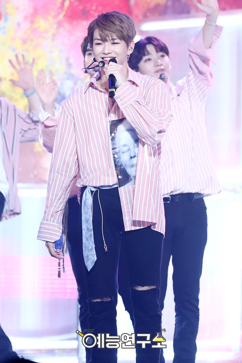 MBC_entertain's tweet photo. 해피다녤데이를 맞아 연구원도 
자랑하고 싶은 아티스트 강단이의 
워너블을 향한 사랑모먼트다녤💕
녤이도 푹 자고 맛난 것도 많이 무요🎂🎉
#HappyDanielDay #12월의_마법같은소년_강다니엘
#워너원 #강다니엘 @WannaOne_twt https://t.co/NEB5njgw48