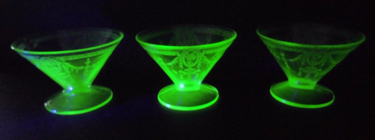 Shabbychicforme's tweet photo. I sell vintage glass#Selling vintage Pyrex#Depression glass#Fire-king milk glass and more. https://t.co/NnIlmb9P5j https://t.co/rp0rgLg5PY