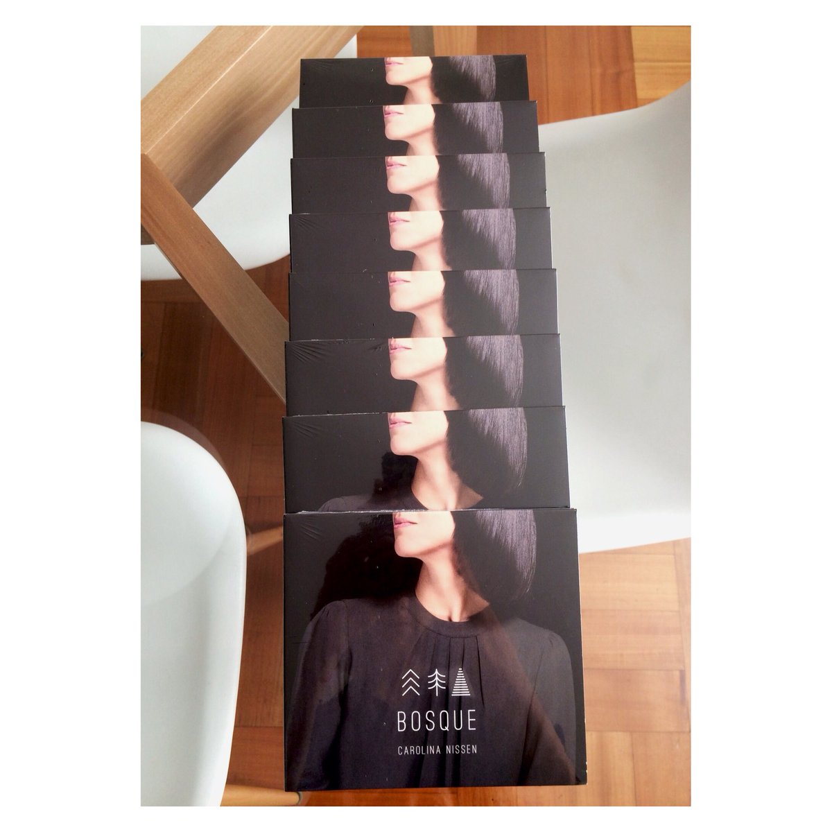 Ya tengo las 1eras copias en mi poder 😎 Lo sé, viene de cerca . . . pero quedó BELLO 🙊🙊🙊 !!!!! Nos vemos este Miércoles !!!! #Bosque #PreLanzamiento