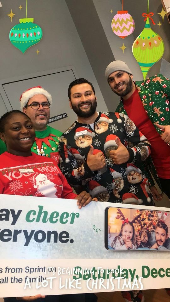 MoniLe04's tweet photo. Loving the festive-wear at Sprint Pasadena @Dawnmccarter11 https://t.co/EpqZ8FLcIK