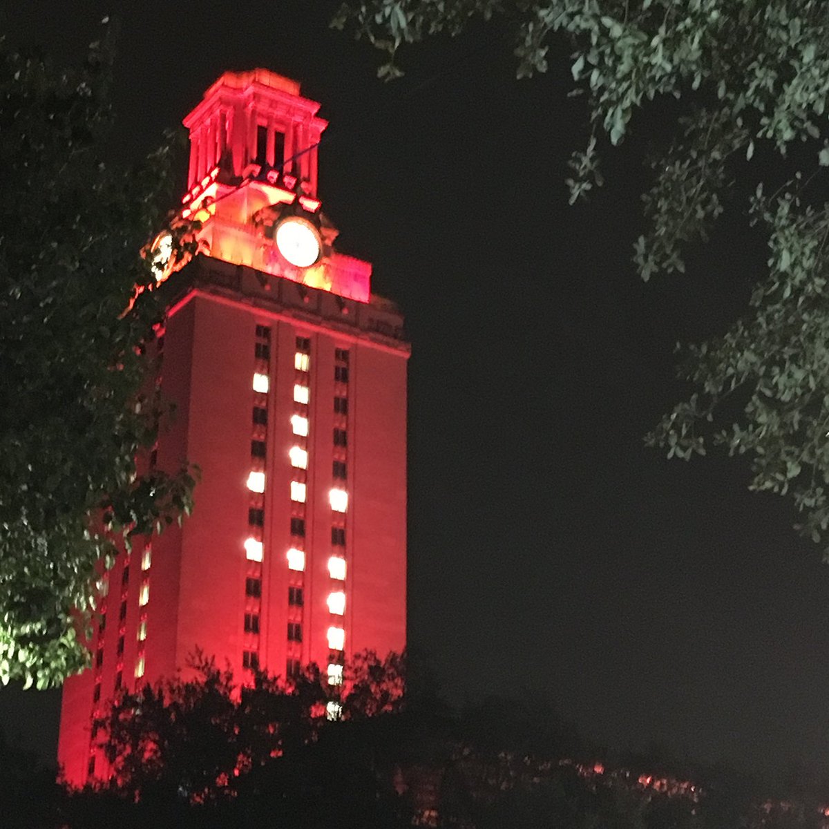 UTAustin's tweet image. Congratulations to all our 2017 graduates 🤘 The #UTTower will be orange two nights in a row to celebrate commencement: utex.as/2BRO4Yj