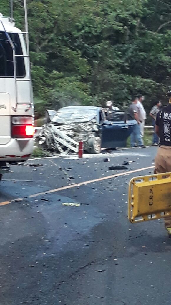 <a href="/Bomberosbocas/">Bomberos bocas</a> atendió a las 5pm. Accidente vehicular, Vía Almirante. Colisión entre Bus y Sedán.