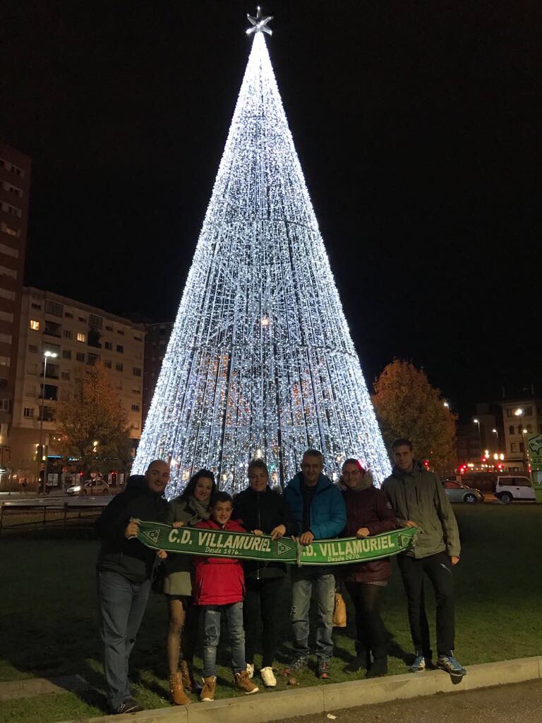 CDVillamuriel's tweet photo. 🌨#VACACIONESVILLA | Desde Gijón villamurielenses con la Bufanda del Villa apoyando al equipo de nuestro pueblo!!! Queremos que se gane el siguiente partido! 💚 https://t.co/kteRrK7g7c