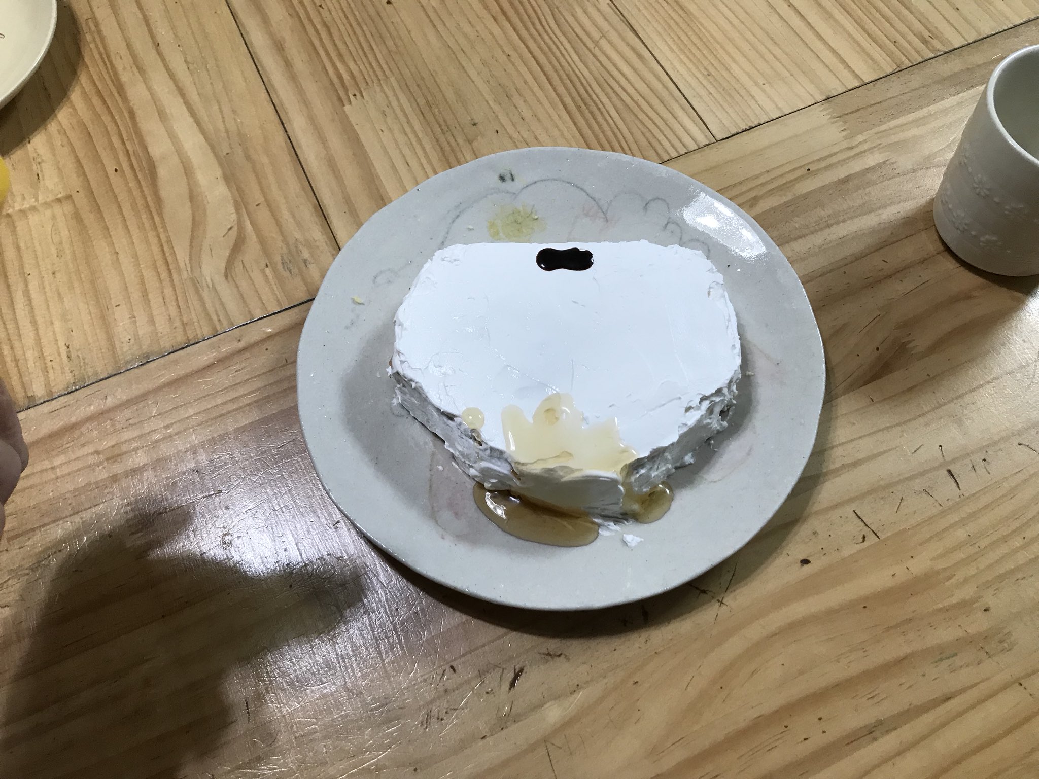 デゴチ Wf4 09 06 パンケーキならぬ お漏らしパンツケーキの作り方 森永ホットケーキミックスを使ってパンケーキを焼いて 形を整えてホイップクリームを塗り飾りをつけて 最後にメープルシロップなどでお漏らしを表現するだけです 元ネタは ハチミツと