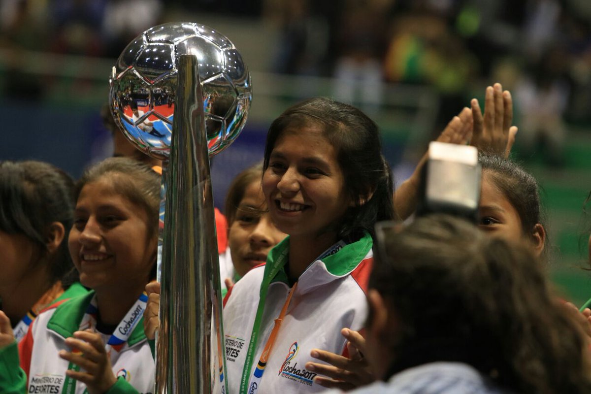 Canal_BoliviaTV's tweet photo. #Cocha2017 | Bolivia Oro fútbol femenino 🇧🇴🎉🎉🎉🎉🎉
📷Shirley Rios https://t.co/dxZyFaVYrH