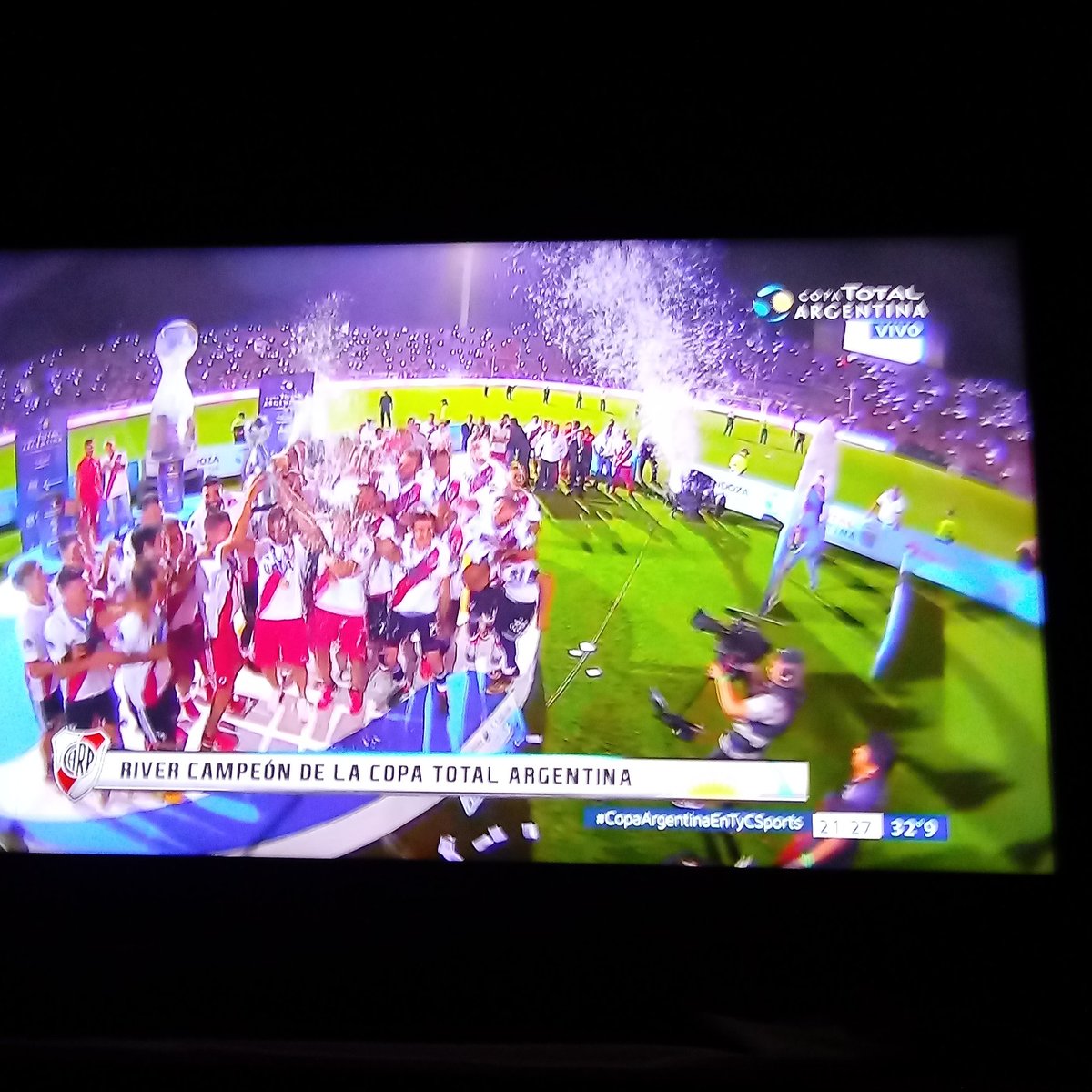 GabiiiCarp14's tweet photo. CANTEMOS TODOS QUE NUÑEZ ESTA DE FIESTAAA!! CANTEMOS TODOS QUE NUÑEZ ES EL CARNAVAAAAL !!!! https://t.co/MxGnsinJrO
