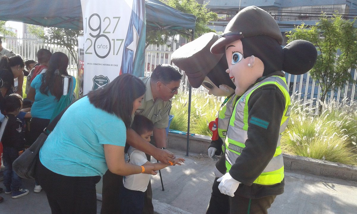 Micc3ra's tweet photo. #antofagasta @Carabdechile @JUANBRAVO911 .Camp. preventiva " Niño Seguro con tu brazalete". En la fiesta de Navidad en el estadio Regional https://t.co/pb1HZJpL2k