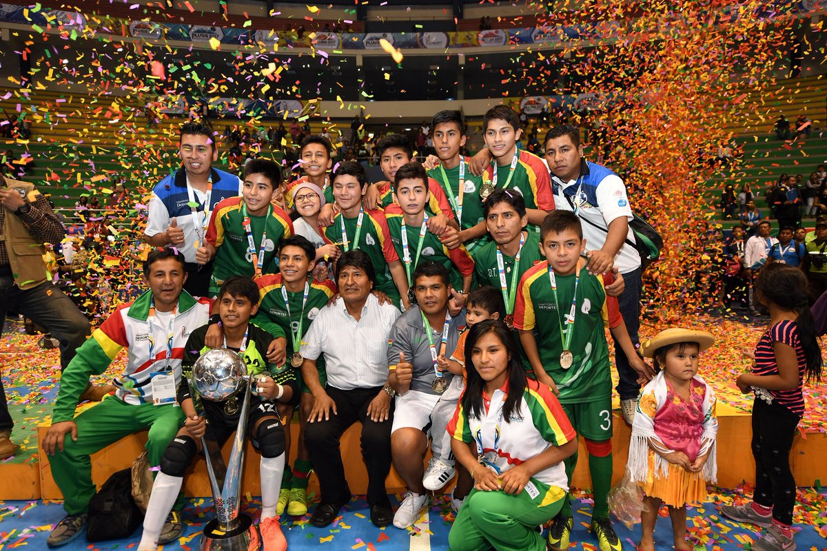 evoespueblo's tweet photo. Quiero destacar la participación de Bolivia, por 1° vez hemos obtenido el 6° lugar en medallero general, con oro por ejemplo en Fútbol Femenino, Fútbol Sala Varones y Voleibol. El deporte fortalece la unidad latinoamericana. A todas las delegaciones les deseamos feliz retorno. https://t.co/p0ZY9ZXLte