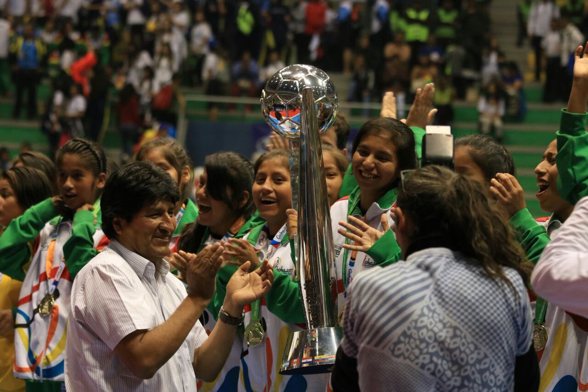 Canal_BoliviaTV's tweet photo. #Cocha2017 | Presidente @evoespueblo entregó medallas, trofeo y festejó con ellos 🎉🎉🎉
📷Shirley Rios https://t.co/DM8RLhdTeG