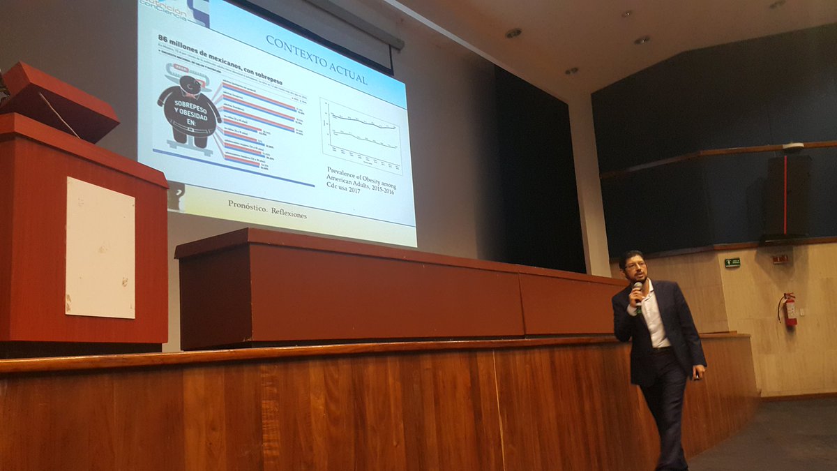 NutrConCiencia's tweet photo. Después de un pequeño espacio cultural, el presidente de nuestra asociación, el Dr. Diego Rueda (@DocYeyo), imparte la ponencia sobre la dieta cetogénica y ayuno intermitente #SimposioNcC https://t.co/In3BPV5GrD