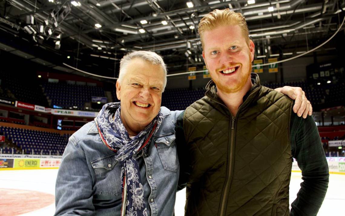 ErikGranqvist's tweet photo. Sven-Erik &amp; Oscar 💚
”Så många mil, så många år
från första steg till gamla spår
vi har haft våra tvära kast men ändå höll vi fast.
Så många mil så många år
och du var den som alltid såg
en liten blyg och tafatt man där bakom sin gitarr” https://t.co/SHJwbJ3Uvj