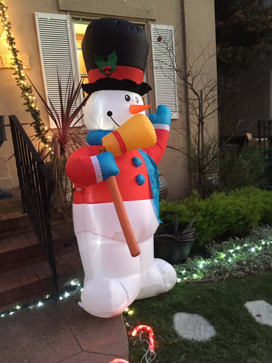 jed3n4's tweet image. Christmas decor looking good!!