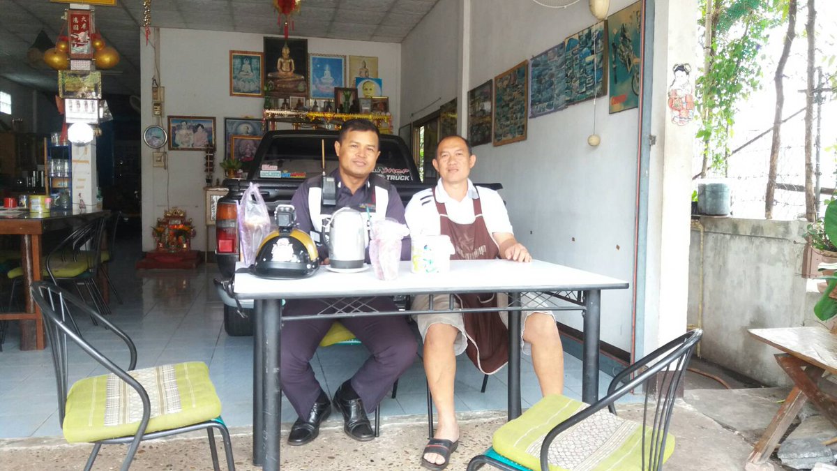 4U2HZEQ4RqOyESc's tweet photo. ดำเนินการอย่างต่อเนื่อง โครงการ Stop Walk &amp; Talk พบปะเยี่ยมเยียนประชาชน เพื่อสร้างความรักความเข้าใจ และยกระดับการบริการประชาชน ��องสถานีตำรวจ @peewai35
@ancpolice
#ตำรวจภูธรจังหวัดอำนาจเจริญ
#ตำรวจภูธรภาค3
@dumrongsak38 https://t.co/VUdm5MnpDE