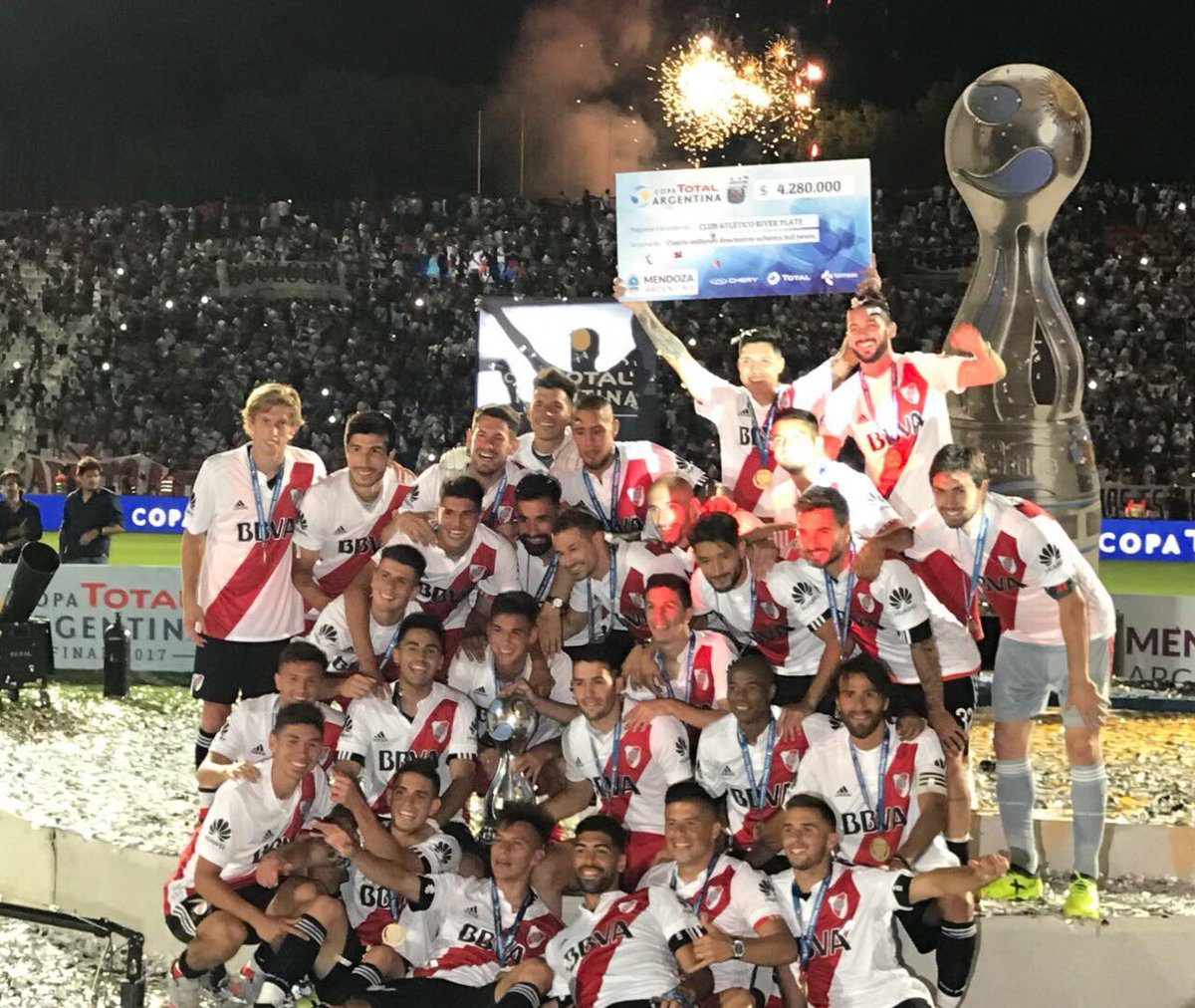GRACIAS JUGADORES Y CUERPO TÉCNICO POR OTRA VUELTA. POR OTRA ALEGRIA #MásRiver