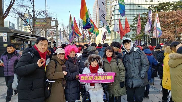 차별금지법 제정을 위한 고양행동연대가 결성되었습니다. 11/11 일산미관광장 캠페인을 시작으로, 지역에서 열리는 여러 행사장과 집회에서 서명 캠페인을 진행했습니다. 어제 집회에서도 함께 행진했지요.