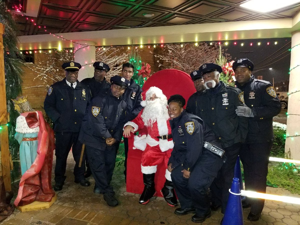NYPD63Pct's tweet photo. Our @NYPDauxiliary Officers are #NYPDconnecting with #Santa during the @StBernardBklyn #Christmas Tree Lighting in #BergenBeach #Brooklyn https://t.co/vwV8EFugtw