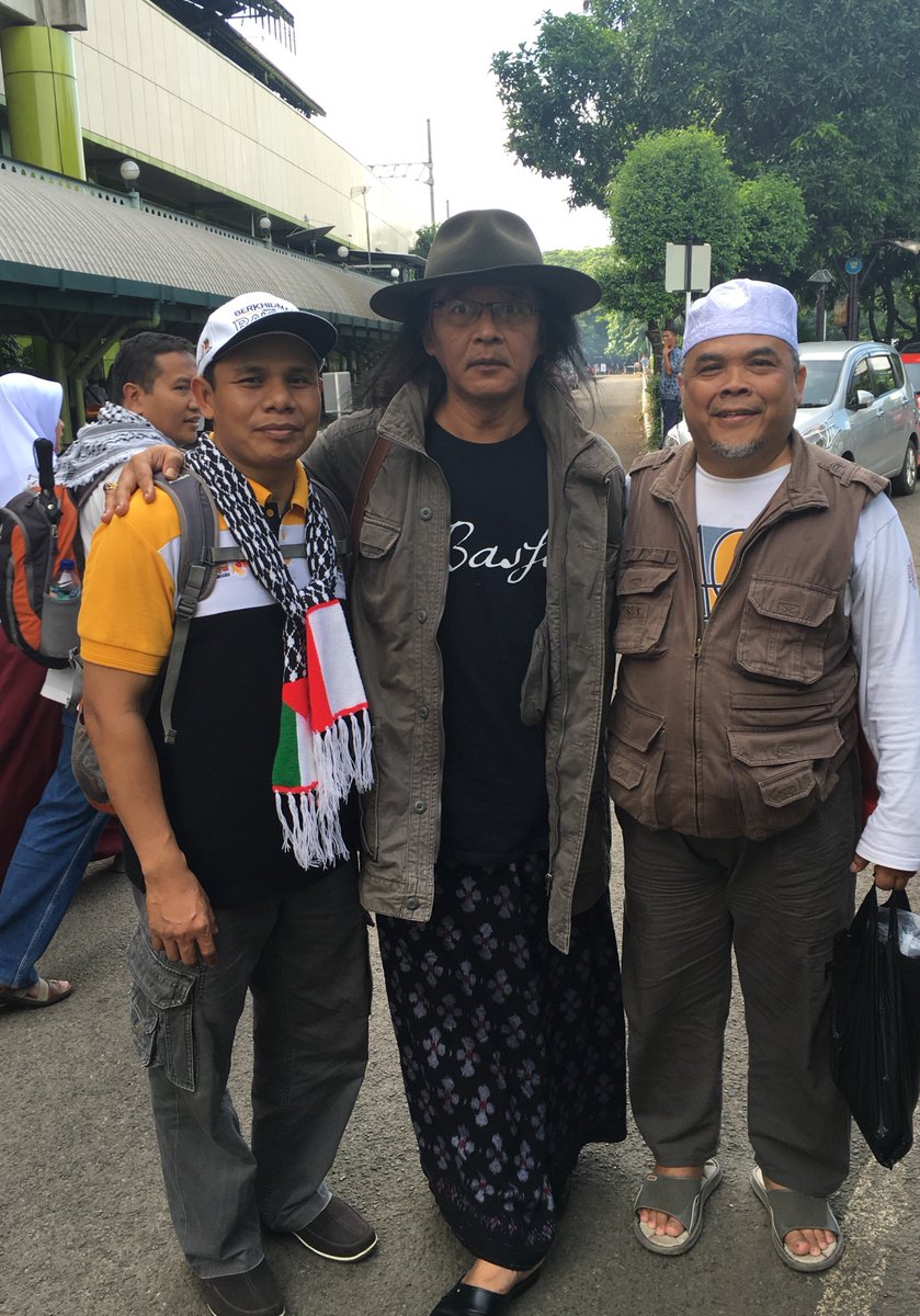 Mari bersimpati utk Palestina. Kedubes AS dan sekitarnya penuh demontran pagi ini. Di Stasiun Gambir diajak foto oleh bbrp yg juga akan mengadiri demo itu
