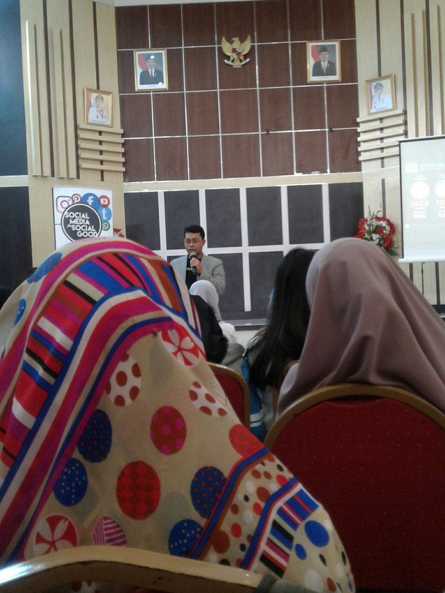 WidiHarta2's tweet photo. He's presenting his community😊
Bagi buku @bagi2buku @greenerationid @usembassyjkt #greenerationid #socmed4socgood #1000gurugorontalo https://t.co/8ORFV6PBpw