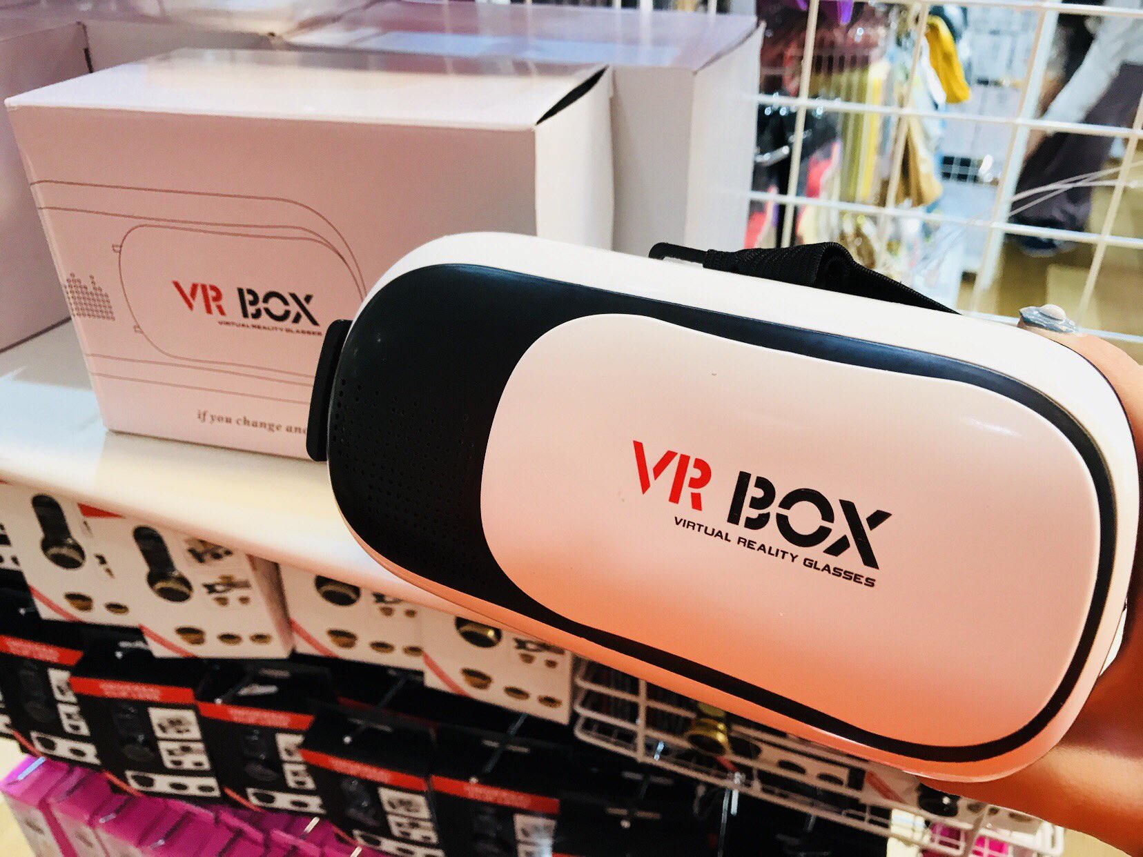 サンキューマートセントシティ北九州店 Twitter પર 話題のvr がサンキューマートに入荷致しました スマホを設置するだけで映画やライブ映像 ゲームなどの360度vr体験ができちゃいます もちろん全品390円 税 このお値段でvrはとってもお買い得
