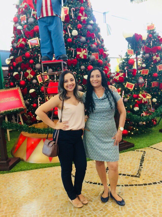 SandyBorges8's tweet photo. Uma vez eu ouvi dizer que família é tudo . E é tudo sim ! Família é um time que não importa quão ruim você seja , em campo , no final do jogo serão eles quem vão te abraçar . #euamovoces❤️ https://t.co/mbanUOyVML