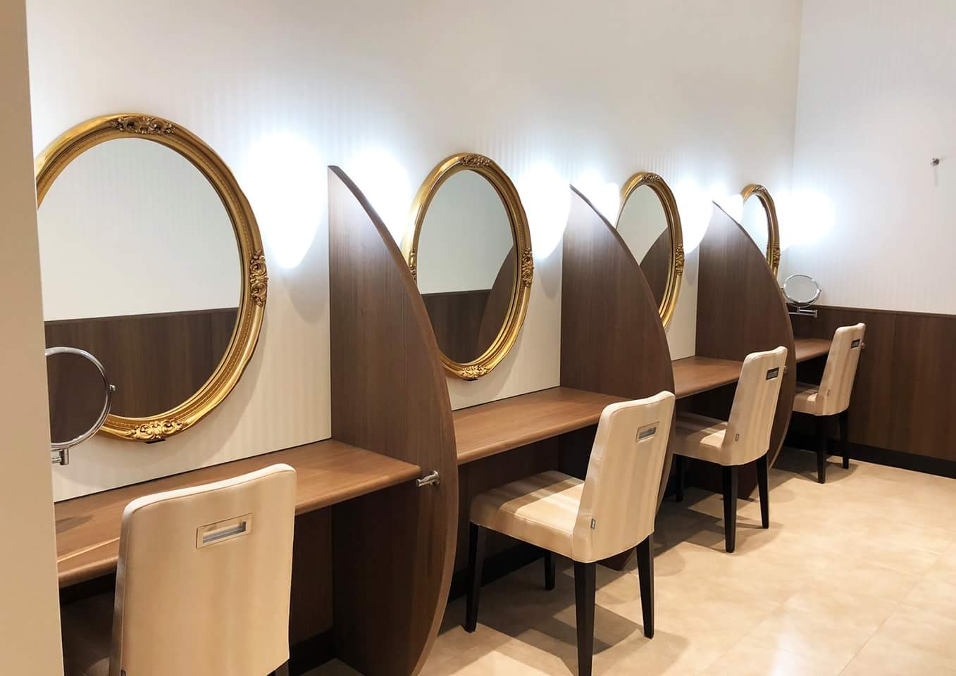 プライムツリー赤池 公式 各階のトイレに併設されている パウダールーム は広く清潔な空間 バックや化粧ポーチなどが置ける棚もご用意しております メイク直しをされる際はぜひご利用ください T Co Zkbpm3xwrj プライムツリー赤池 T