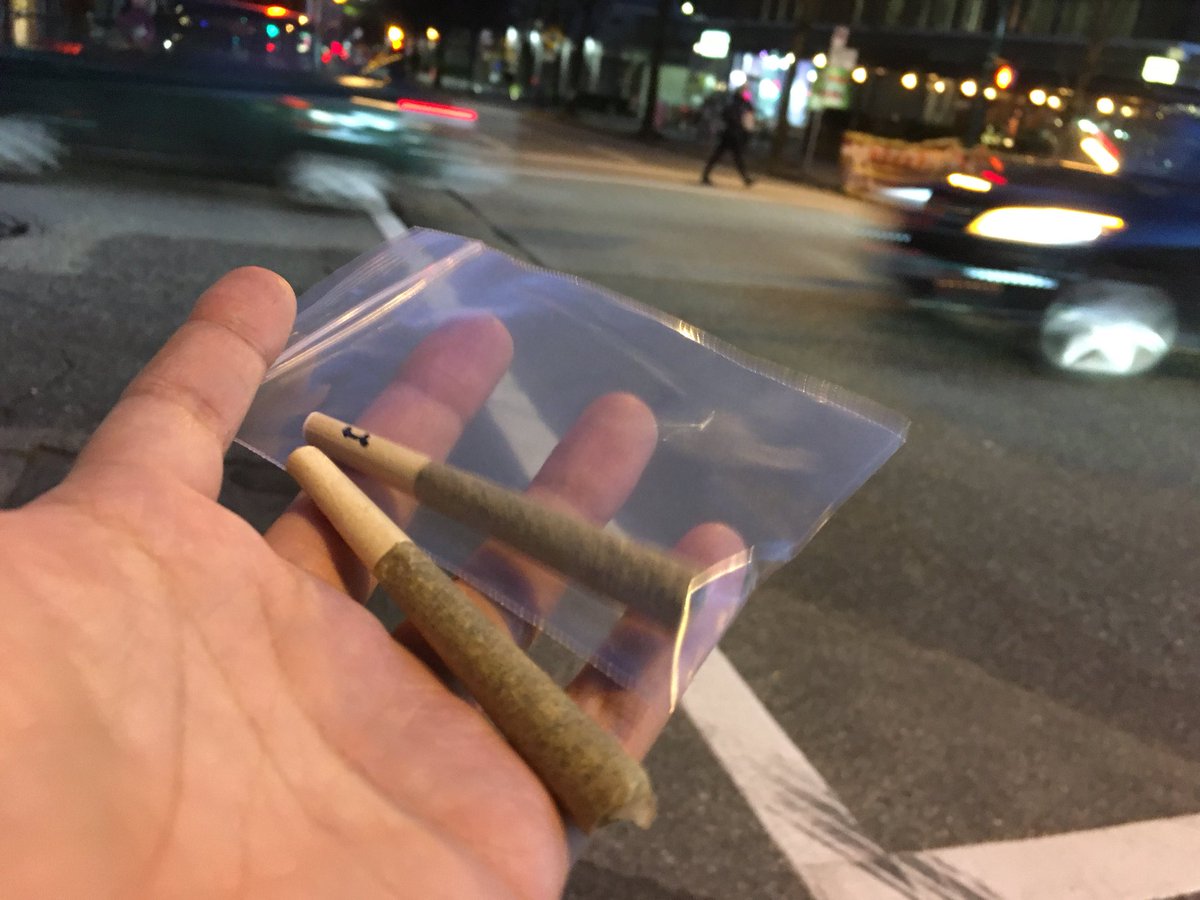 G93 No Twitter 友達と会って 街角のマリファナ屋で巻かれたジョイント買って 裏路地で一服してからバンクーバーに出来たペッパーランチで食事 G93 No Twitter 友達と会って 街角のマリファナ屋で巻かれたジョイント買って 裏路地で一服してからバンクーバーに出来たペッパーランチで食事