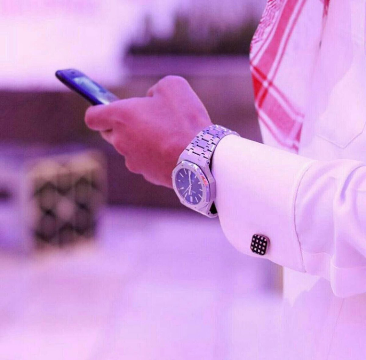 يسعد صباحك لا طلع صبحٍ جديد
ويسعد صباحي .. لاتذكرتك معي
.
ويسعد صباحك شعر وانفاسك قصيد
ويسعد صباحي يومك.. ساكن بنبضي
🌺🌺🌺🌺❤️