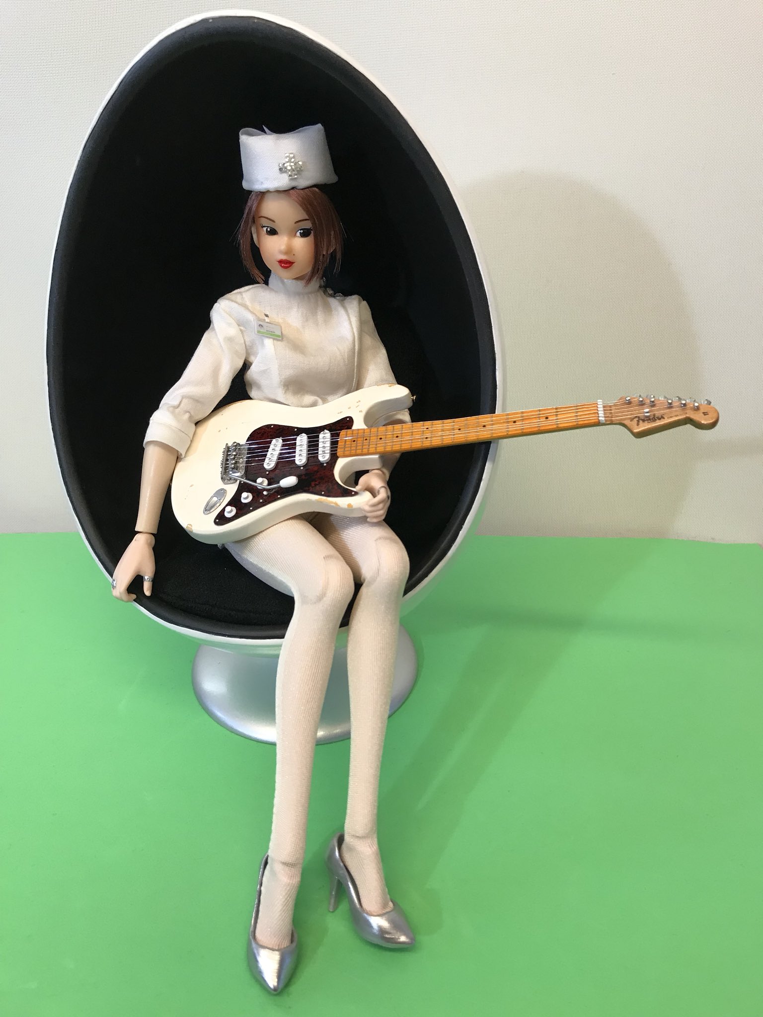 マチダ マダオ ギターをひばりくんドールの代わり椎名林檎momokodoll ややこしい に持たせてみた江口寿史先生のイラストのようなポーズを取らせようとしたけど可動域の問題で出来ず というかポーズって難しい T Co Mvossek8vk Twitter