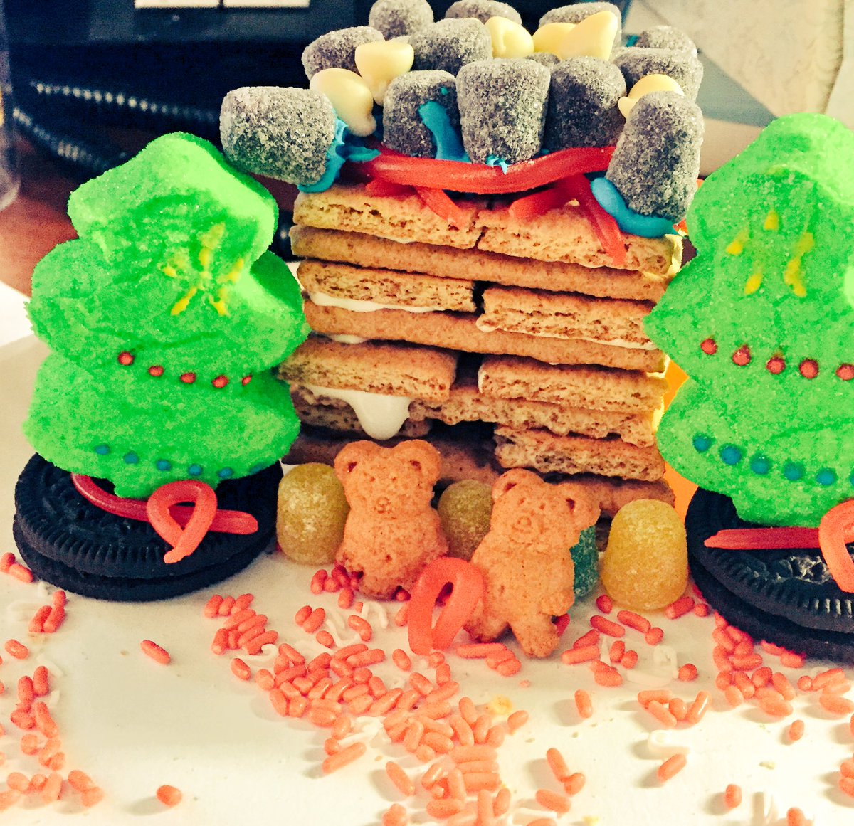 OilerRDN's tweet image. #intuitiveating #experience #gingerbreadhouse #RDchat #Holidays #ChristmasTraditions #mindfullness #StartYourImpossible