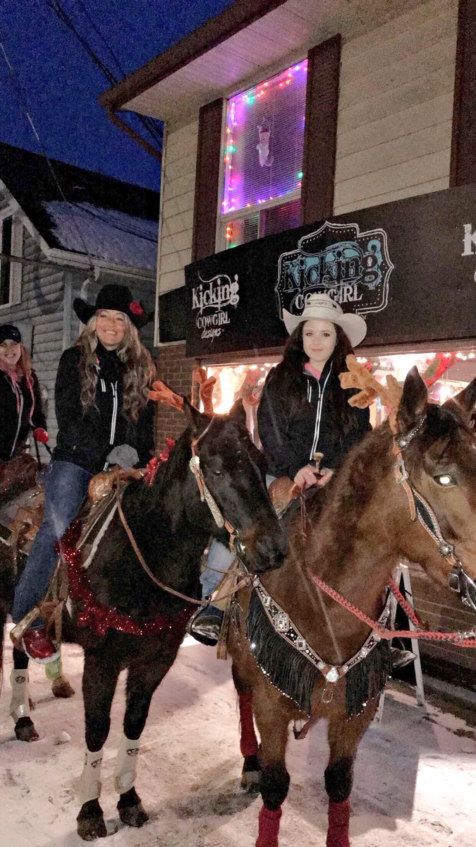 kickingcowgirls's tweet photo. Great night at the Bobcaygeon Santa Clause Parade. #SantaClausParade #KickingCowgirlDesigns 🤠❤️🎅🏼🐎 https://t.co/Kpgb6zE9U5