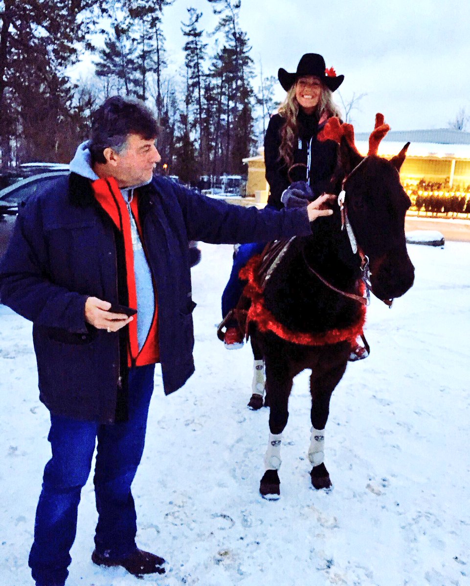kickingcowgirls's tweet photo. Great night at the Bobcaygeon Santa Clause Parade. #SantaClausParade #KickingCowgirlDesigns 🤠❤️🎅🏼🐎 https://t.co/Kpgb6zE9U5