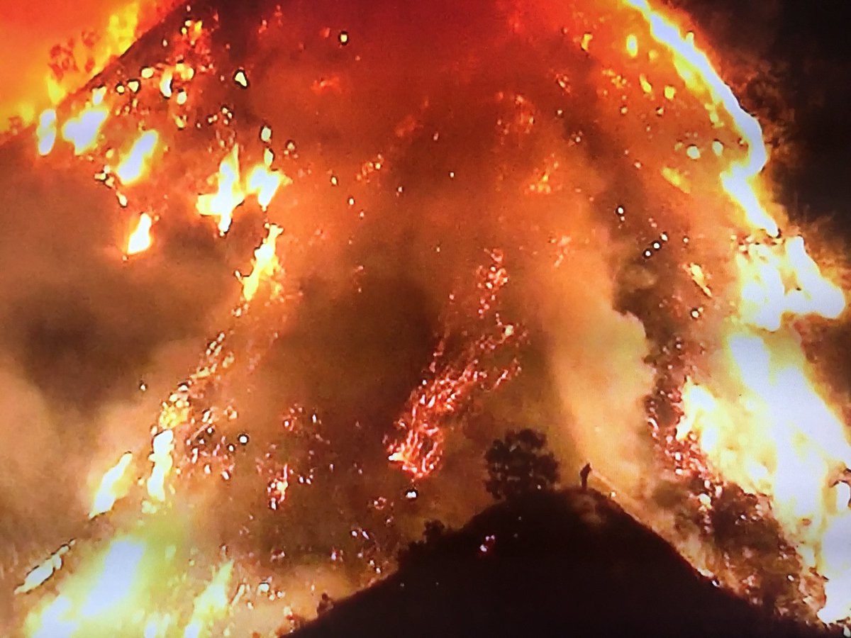 JoeStudley's tweet photo. #BREAKING: New brush fire has started in #Monrovia off of Norumbega Road. Appears close to homes. More on @NBCLA. https://t.co/3F3KethFKd
