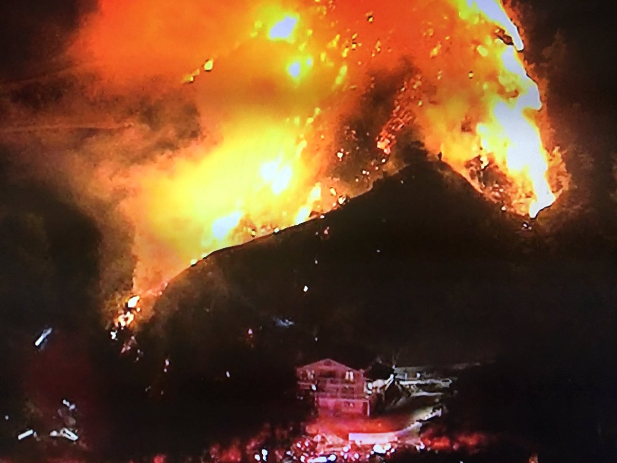 JoeStudley's tweet photo. #BREAKING: New brush fire has started in #Monrovia off of Norumbega Road. Appears close to homes. More on @NBCLA. https://t.co/3F3KethFKd