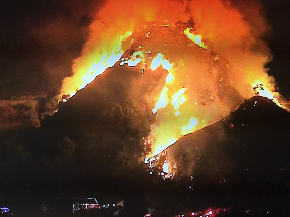 JoeStudley's tweet photo. #BREAKING: New brush fire has started in #Monrovia off of Norumbega Road. Appears close to homes. More on @NBCLA. https://t.co/3F3KethFKd