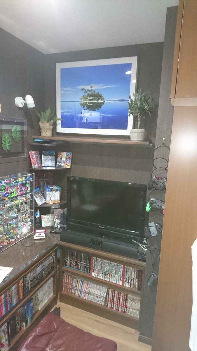 Hiro3110 ゲーム部屋 3畳の書斎だけど ゲーム部屋とかネットカフェとか言われる エアコン完備で居心地いい ゲーム機本体は壁の裏側に収納