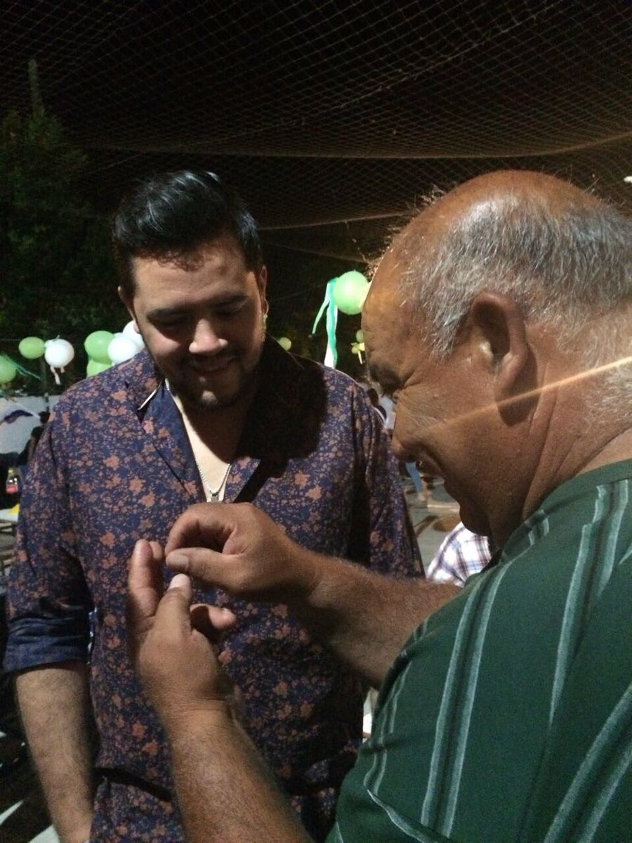 FloresMartinok's tweet photo. En la sociedad de fomento La Esperanza con Segundo, su presidente, compartiendo la entrega de Trofeos ! 👏🏼🎈🎉 https://t.co/6GQcKxD4Jr
