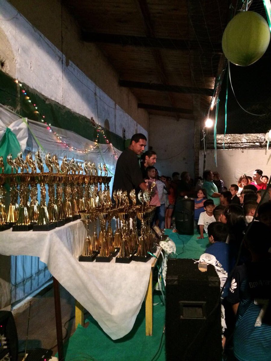 FloresMartinok's tweet photo. En la sociedad de fomento La Esperanza con Segundo, su presidente, compartiendo la entrega de Trofeos ! 👏🏼🎈🎉 https://t.co/6GQcKxD4Jr