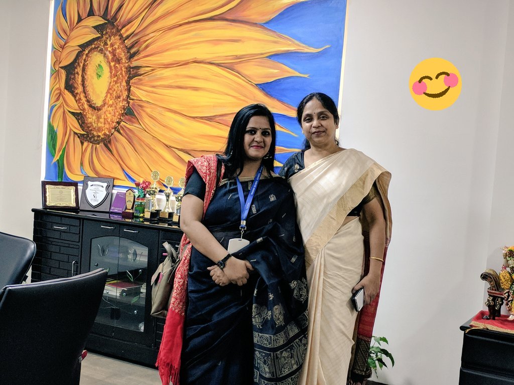 Alphee123's tweet photo. Wonderful meeting ,such a smart  #Educator #Learningis fun #beautifull #art #WORK  @rajni_jauhari (pleasure meeting you ma'am ) @supritichauhan 
@RobertSun24 https://t.co/il6FrmlYhi