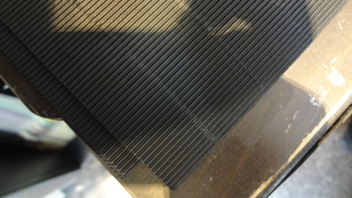 ２Fです。 卒制シーズンになりましたね。皆さん体調を崩されないよう気を付けて取り組んでください。屋根材で人気のリップルボード ですが、かなりの勢いで売れており、各種品薄になっております。こちら入荷が数日かかる商品ですので、ご利用の方はお早めにお越しください！