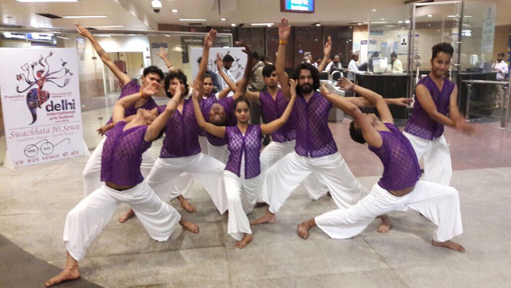LoveDIAF's tweet photo. #DIAF2017 #DelhiIntlArtsFestival #SwacchataHiSeva hundreds of commuters were thrilled to watch performances in #DelhiMetro @PMOIndia @MinOfCultureGoI @dr_maheshsharma @mediasurya @prasarbharati @PrathibhaP @incredibleindia @alphonstourism https://t.co/PMJ2htb2Ja