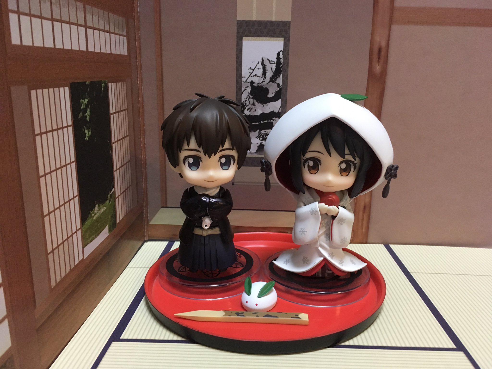 夕月 ゆうづき ニチアサは正義 Na Twitterze 君の名は ねんどろいど届いたー ので 安定ボディと雪ミクさんボディ協力のもと 紋付袴風ねんどろいどと白無垢ねんどろいどに出来たー O O 本当に大満足です笑笑 T Co X4mnfzv2vy Twitter