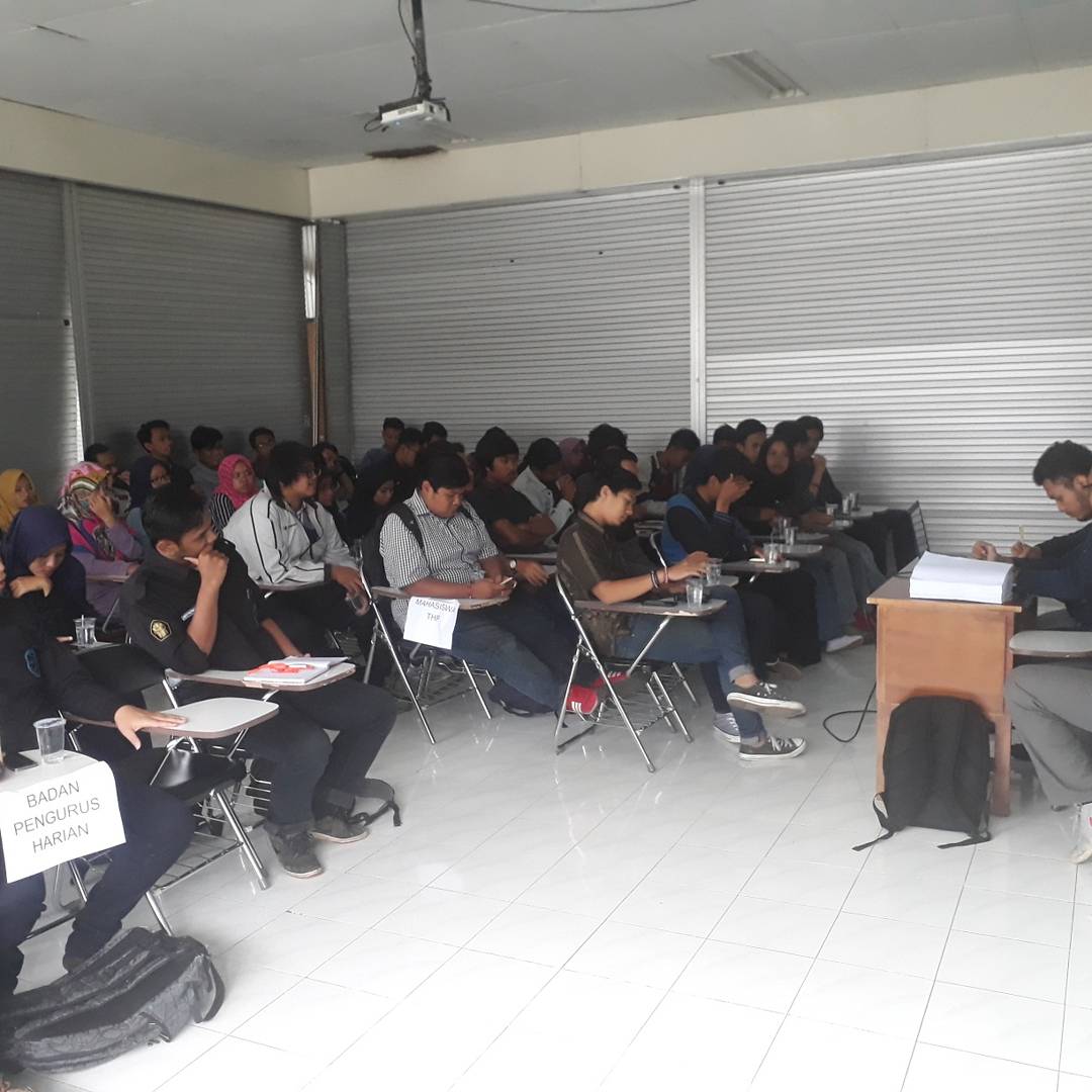 [LIVE REPORT]

Assalamu'alaikum Wr.Wb.
Selamat siang
Sedang berlangsung Musyawarah Umum Mahasiswa Prodi dalam rangka Pemaparan Laporan Pertanggung Jawaban Ketua Himpunan kepengurusan periode 2017 bertempat di Gedung D ruang D.3.1.
Terima kasih
Wassalamu'alaikum Wr.Wb