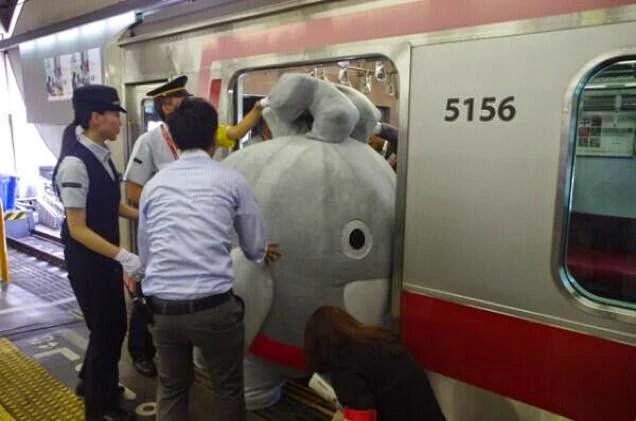 い、痛いよ、痛いよ！ｗｗｗ電車で移動するゆるキャラたちの現実ｗｗｗ